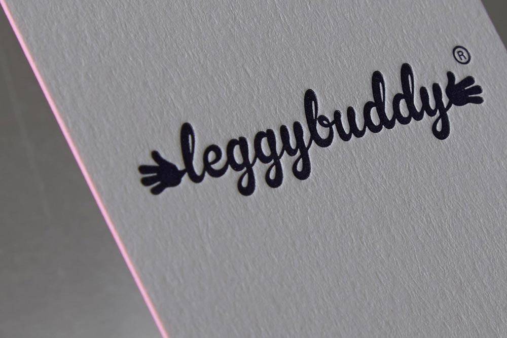 Letterpress mit Lochbohrung und rosa Farbschnitt