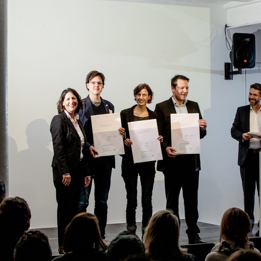 Mit der Auszeichnung in den Händen von links nach rechts - Simon Wehr, Lena Weissweiler und Thorsten Winternheimer (Geschäftsführer Wolf-Manufaktur)