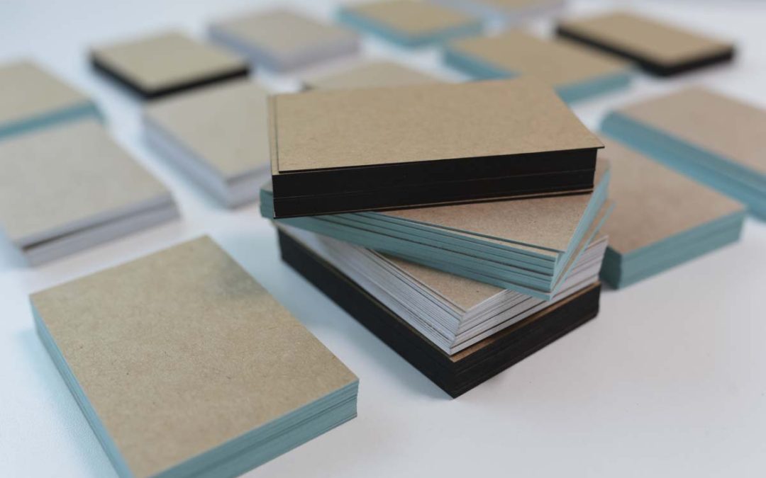 Blanko-Visitenkarten mit Farbschnitt aus Kraftkarton – werden Sie kreativ